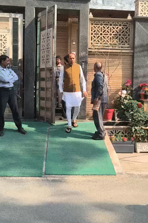 रेड का पता चलते ही उमाशंकर के समधी और पूर्व विधायक राकेश सिंह भी पहुंच गए, लेकिन टीम ने उन्हें बाहर ही रोक दिया।