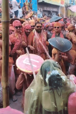 બરસાનામાં હુરિયારિણોએ હુરિયારાઓ પર જોરદાર લાઠીઓ વરસાવી.