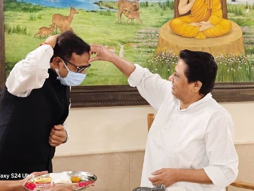 बसपा प्रमुख मायावती ने पिछले साल उमाशंकर को राखी बांधी थी।