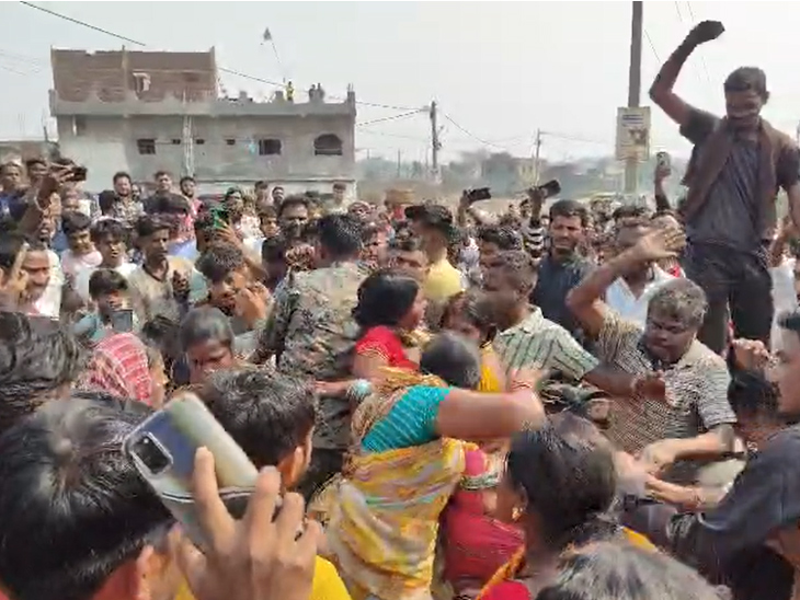 भीड़ ने तीन महिलाओं को पकड़ लिया और उनके साथ लात-घूंसों व जूतों से मारपीट की।