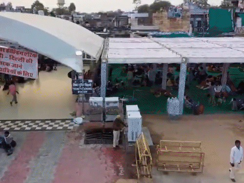 स्टेशन परिसर में होल्डिंग एरिया बनाया गया है, जहां लगभग 4 हजार लोगों के बैठने की व्यवस्था है।