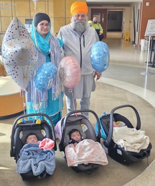 तीन बच्चों के जन्म के बाद अवतार सिंह अपनी पत्नी के साथ। यह फोटो गो फंड मी पेज पर अपलोड की गई है।