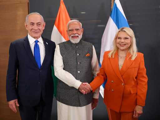 प्राइवेट बातचीत के बाद मोदी ने नेत्नयाहू और उनकी पत्नी सारा के साथ भी फोटो खिंचवाई।