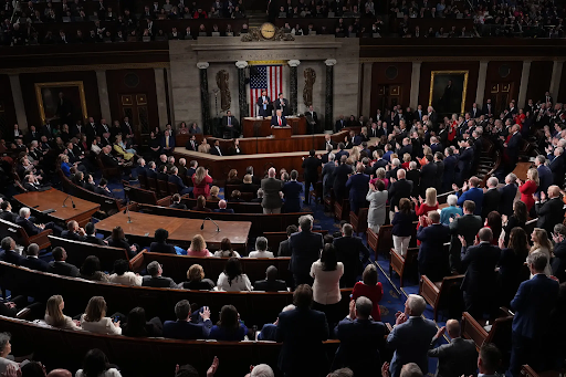 ट्रम्प का भाषण खत्म होने पर रिपब्लिकन सांसदों ने खड़े होकर तालियां बजाई। वहीं, विपक्षी डेमोक्रेटिक सांसद अपनी जगहों पर बैठे रहे।