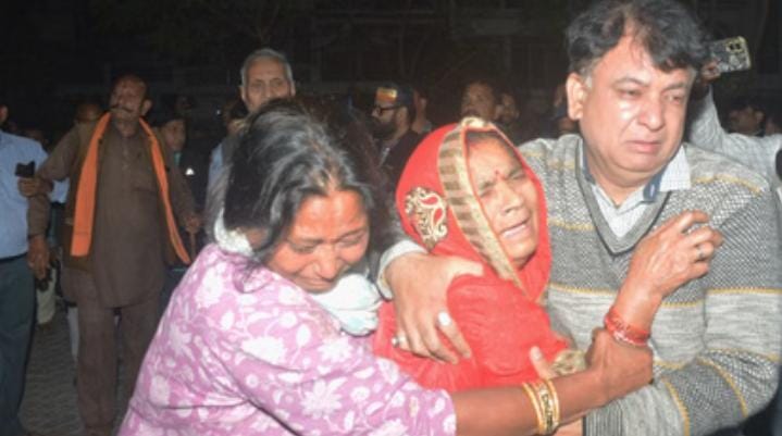 मानवेंद्र की हत्या की जानकारी होने पर गांव से परिजन आ गए। परिजन को फूट-फूटकर रोते नजर आए।
