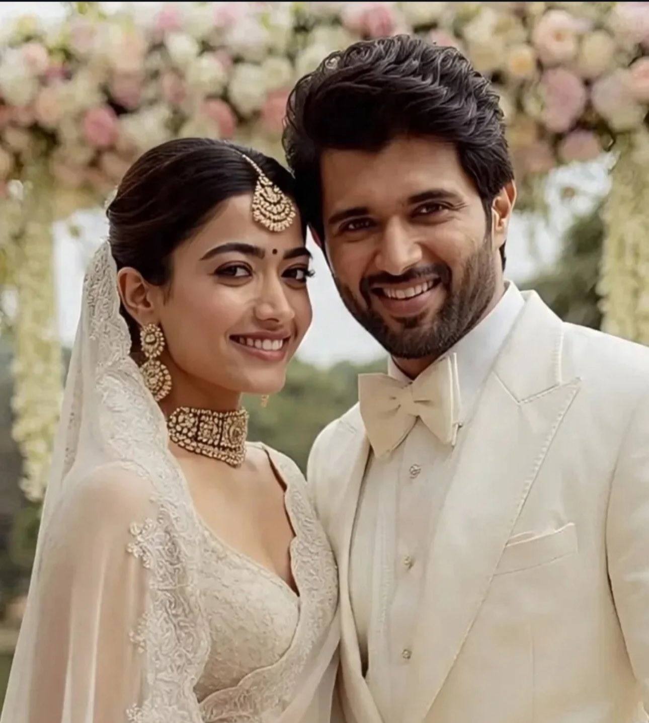 विजय देवरकोंडा और रश्मिका मंदाना दोनों साउथ फिल्म इंडस्ट्री के स्टार है। रश्मिका ने बॉलीवुड में भी कई हिट फिल्म दी है।