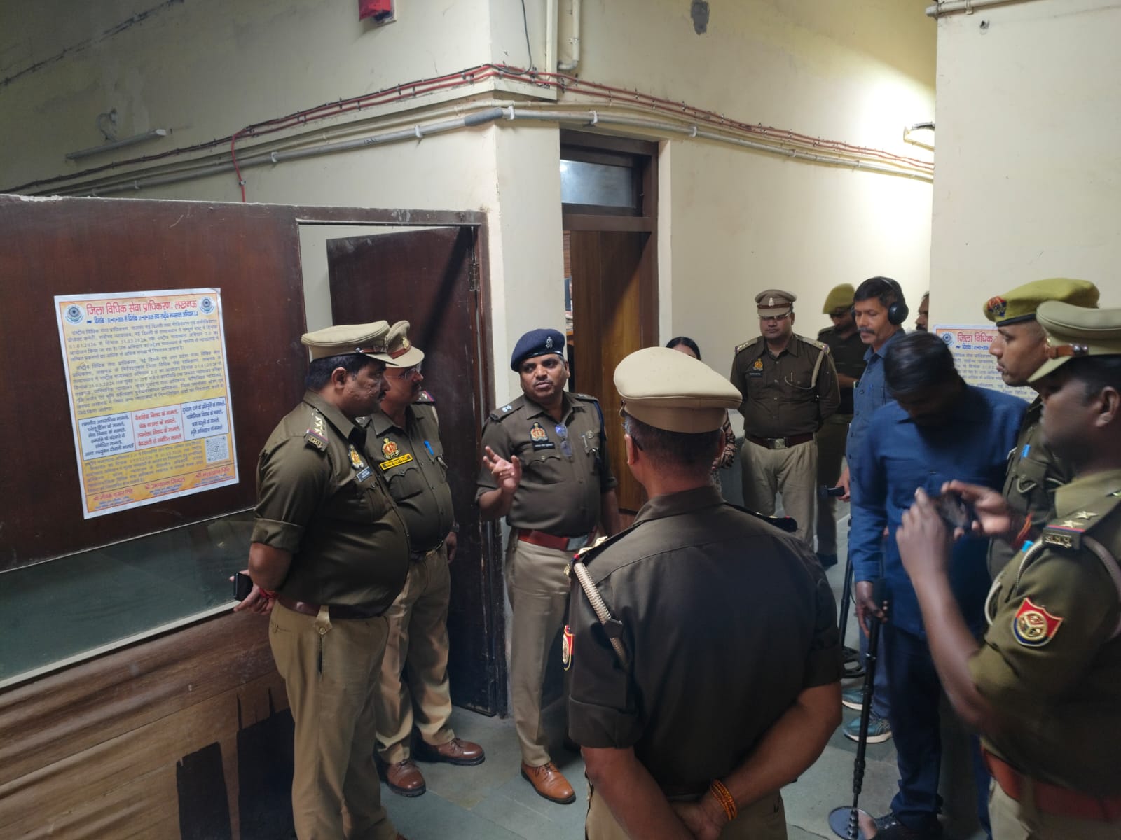 बम की सूचना के बाद पुलिस ने चेकिंग अभियान चलाया। बाहरी लोगों की एंट्री बंद कर दी गई।