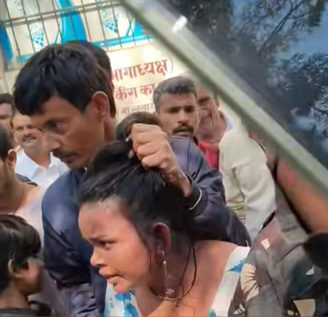 अस्पताल के बाहर पकड़ाई आरोपी महिला को गुस्साई भीड़ ने पीटा।