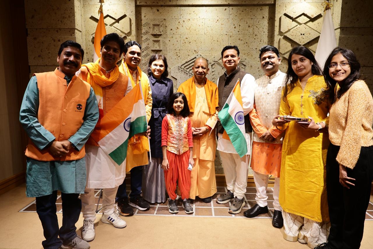 योगी ने जापान में भारतीय समुदाय के साथ तस्वीरें खिचवाईं।