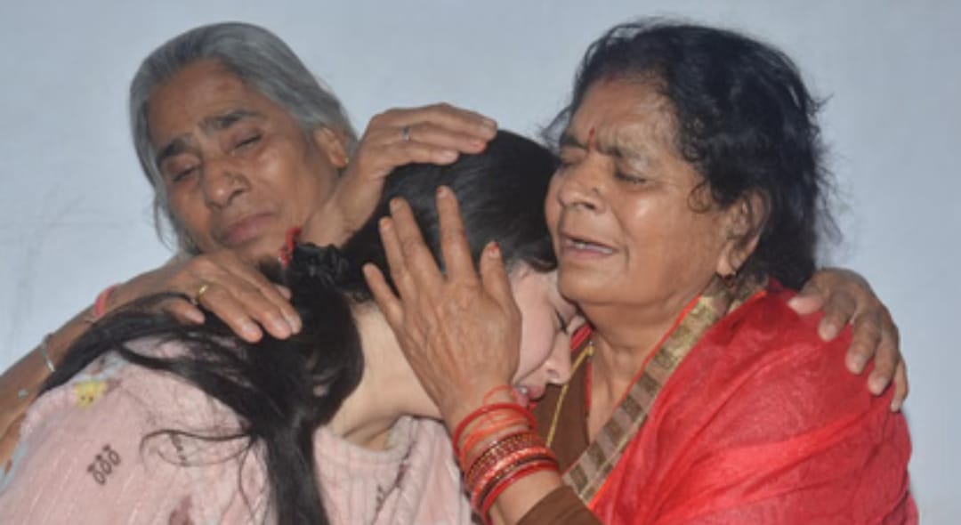 बेटी कृति अपनी दादी के आने पर उनसे लिपटकर रोई थी। दादा-दादी जालौन में पैतृक घर में रहते हैं।