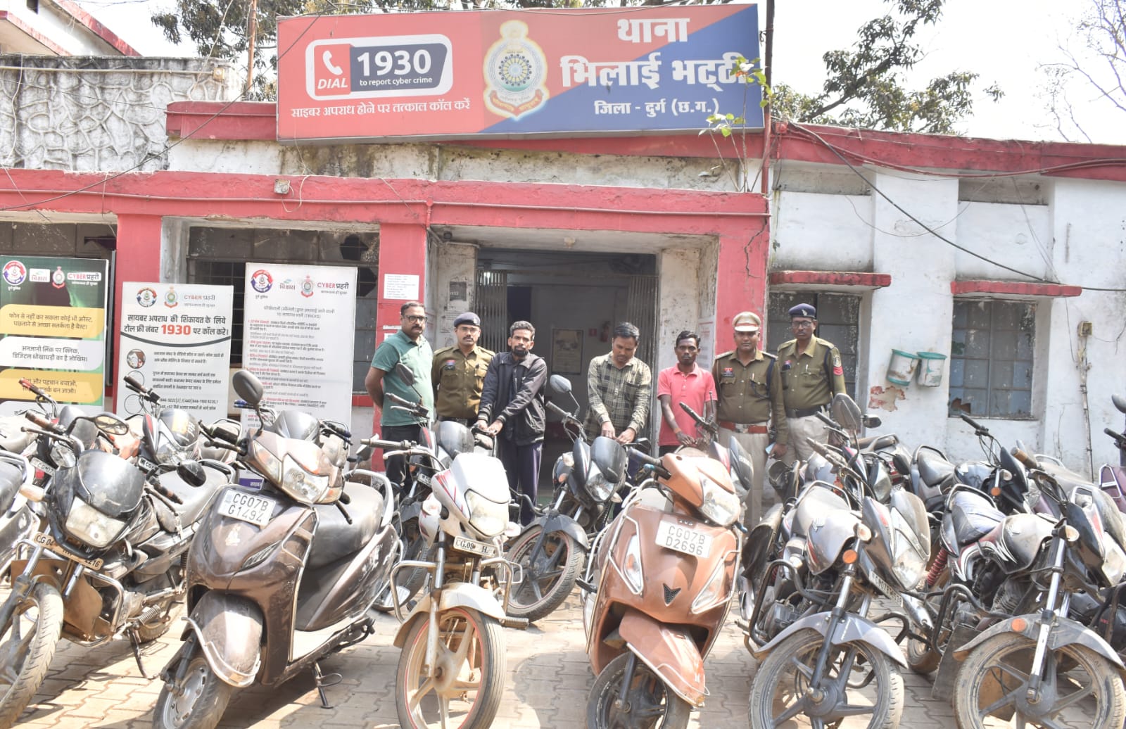 चोरी की बाइक के साथ तीनों आरोपी।