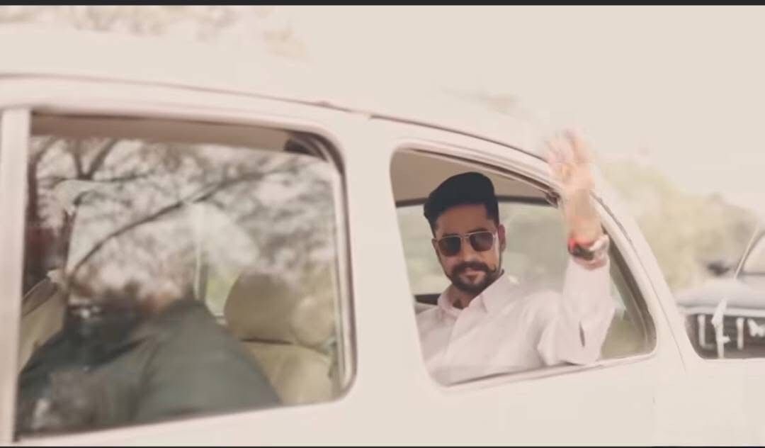 इसके बाद वो अपने काफिले के साथ बटाला की सड़कों पर निकलते हैं और तभी एक लड़की का चालान काट रहे इंस्पेक्टर को छोड़ने का इशारा करते हैं।