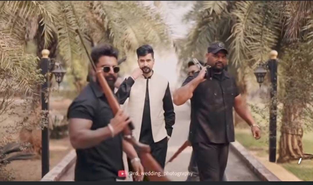प्री-वेडिंग शूट में AAP नेता और बटाला मार्केट कमेटी के चेयरमैन मानिक मेहता हथियारों के साथ निकलते दिखे।