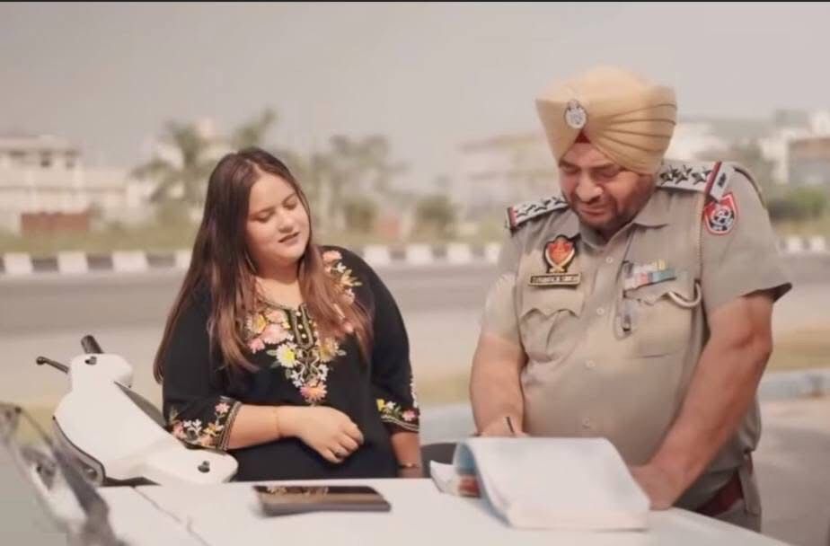 वीडियो में पुलिस इंस्पेक्टर सुरिंदर सिंह एक युवती का चालान काट रहे हैं।
