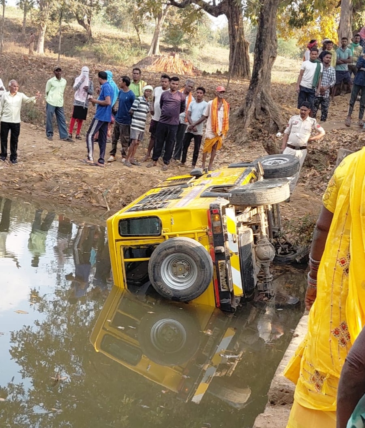 बालोद में स्कूल वैन पुल से गिरा, मासूम की मौत:  13 से अधिक बच्चे घायल, 21 बच्चों को घर छोड़ने जा रहा था ड्राइवर – Balod News
