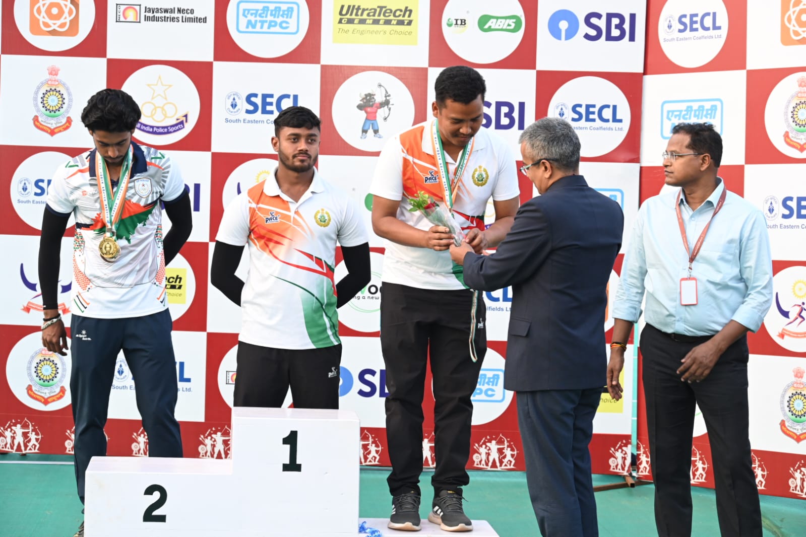 विजेता खिलाड़ियों को दिए गए मेडल।