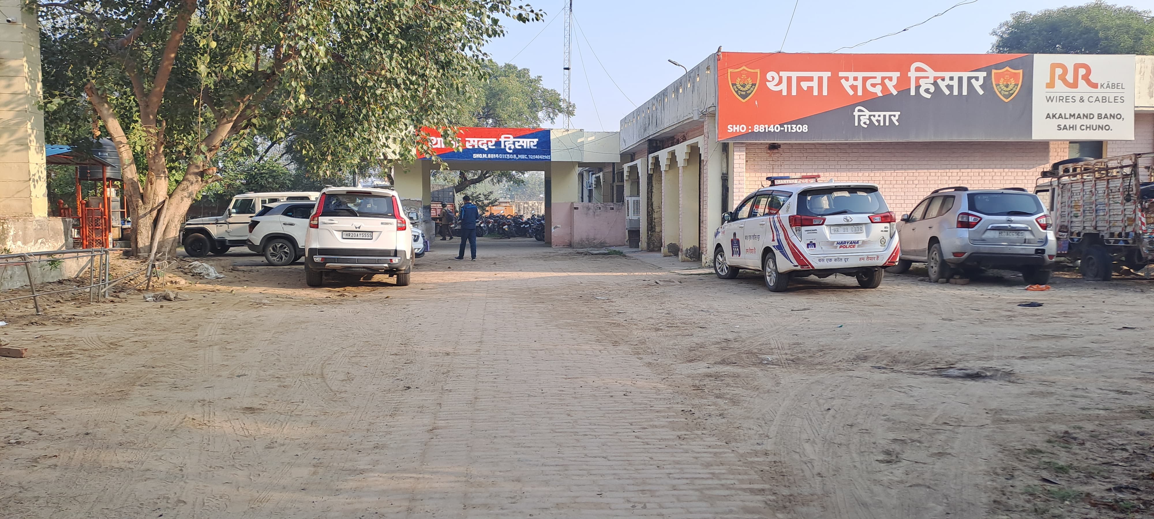 सदर थाने में तीनों नेताओं को ले जाया गया है।