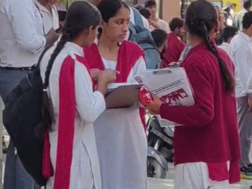 फरीदाबाद में एग्जाम सेंटर के बाहर चर्चा करतीं छात्राएं।