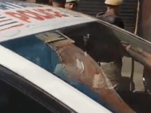 नूंह के एग्जाम सेंटर में तैनात पुलिसकर्मी।