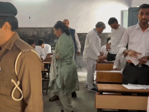 भिवानी के पीएम श्री राजकीय कन्या सीनियर सेकेंडरी स्कूल में स्टूडेंट की चेकिंग करते बोर्ड चेयरमैन प्रो. पवन कुमार।