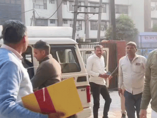 बैंक फ्रॉड के आरोपियों को पकड़ कर ले जाती एसीबी की टीम।