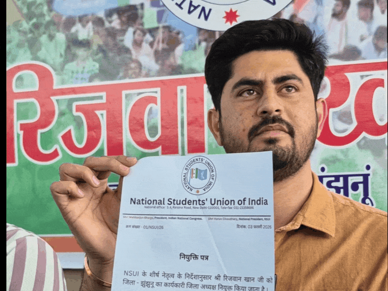 रिजवान खान ईमेल द्वारा आया अपना नियुक्ति पत्र मीडिया को दिखाते हुए