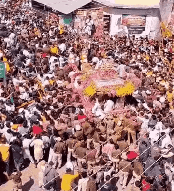 हजारों की संख्या में भक्त रथयात्रा में शामिल होते हैं। फाइल फोटो।