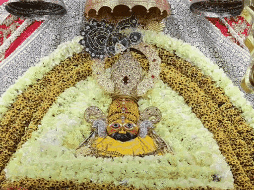 श्याम बाबा का पचरंगी फूलों से श्रृंगार किया गया है।