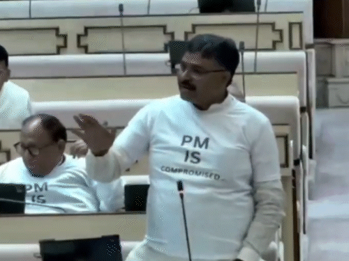 पशु बीमा योजना से जुड़े सवाल के जवाब के दौरान नेता प्रतिपक्ष टीकाराम जूली ने कहा- आपका मार्च तक 42 लाख का टारगेट था। बचे हुए लाखों पशुओं का बीमा एक माह में कैसे करेंगे?