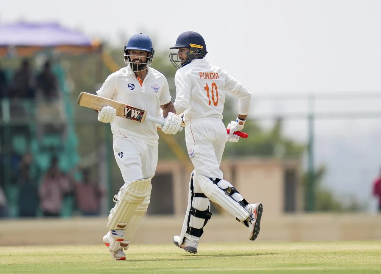 यावर हसन और शुभम पुंदीर (दाएं) के बीच दूसरे विकेट के लिए 139 रन की साझेदारी हुई।