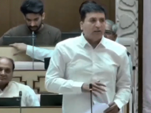 गुरुवार को सदन में कांग्रेस विधायक हरीश चौधरी ने पशुपालन मंत्री पर कमेंट किए तो बीजेपी विधायकों और मंत्रियों ने आपत्ति जताई।