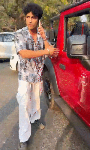 घटना के बाद युवतियां चेहरा छिपाते हुए भी नजर आईं और एक युवक फोन बात करते हुए दिखा।