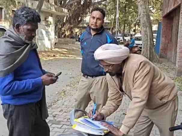 जांच करती पुलिस ।