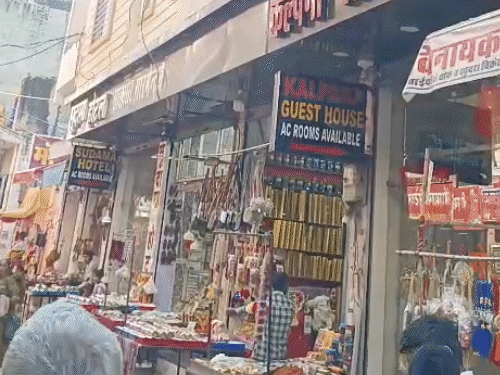 इस बार मेले में दुकानों पर पहले जैसी रौनक नहीं दिख रही है। ग्राहकों की कम संख्या से बहुत कम है।