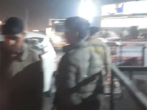 शिमला से लगभग 15 किलोमीटर दूर शोघी बैरियर पर देर रात मौजूद शिमला और दिल्ली पुलिस के जवान।