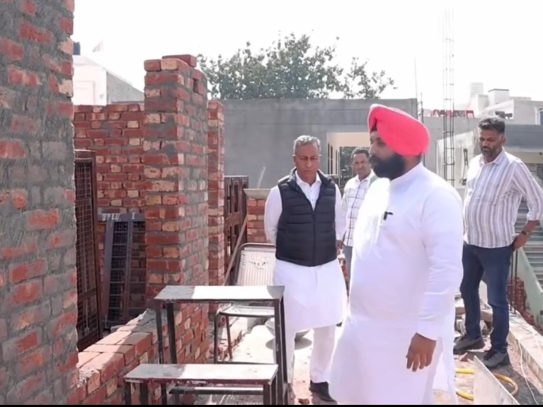स्कूल की निर्माणाधीन नई बिल्डिंग का जायजा लेते शिक्षा मंत्री।