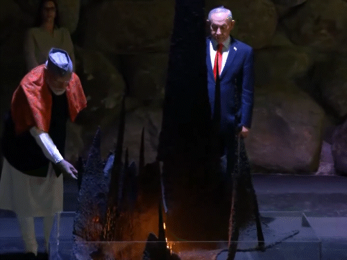 दोनों नेताओं ने द्वितीय विश्व युद्ध के दौरान नाजी शासन के अत्याचारों में मारे गए लाखों यहूदियों को श्रद्धांजलि दी।