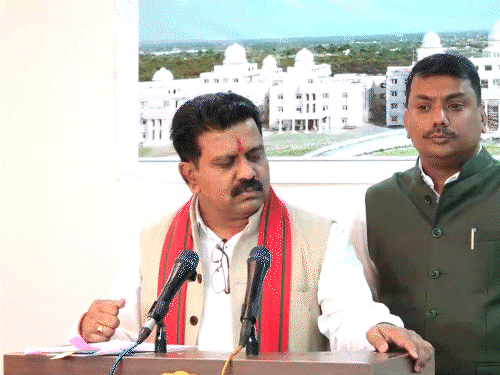 सदन में गृहमंत्री विजय शर्मा के विभागों से जुड़े सवाल पूछे जाएंगे। जबकि बीजेपी विधायक अजय चंद्राकर मेकाहारा में बेड से लेकर मशीनों के संचालन का मुद्दा उठाएंगे।