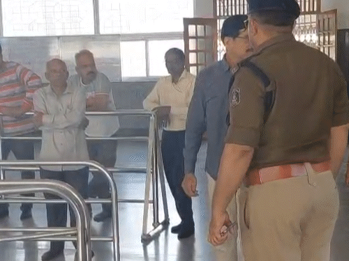 पुलिस CCTV फुटेज खंगाल रही है।