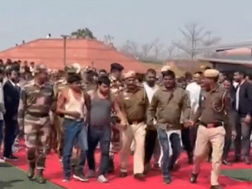 दिल्ली पुलिस प्रदर्शन कर रहे कुछ लोगों को अपने साथ ले गई।