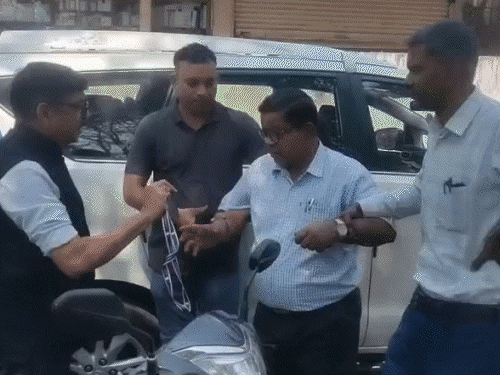 मर्डर-केस में फंसाने की धमकी देकर 50 हजार मांगे, प्रिंसिपल ने दिव्यांग-शिक्षक की सैलरी रोकी,अरेस्ट|छत्तीसगढ़,Chhattisgarh - Dainik Bhaskar