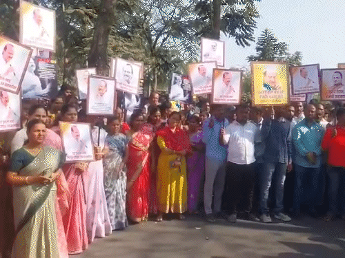 बारामती ग्रामीण पुलिस थाने के बाहर मौजूद अजित पवार के समर्थक।