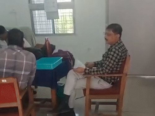 गुरुवार को पता चला कि कैशियर तेजवथ बैंक आई हैं, फिर ACB ने की कार्रवाई।