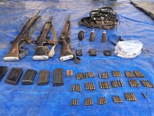 मुठभेड़ स्थल से राइफल, इंसास और बोर बंदूक मिला। दोनों के शव भी बरामद कर लिए गए हैं।