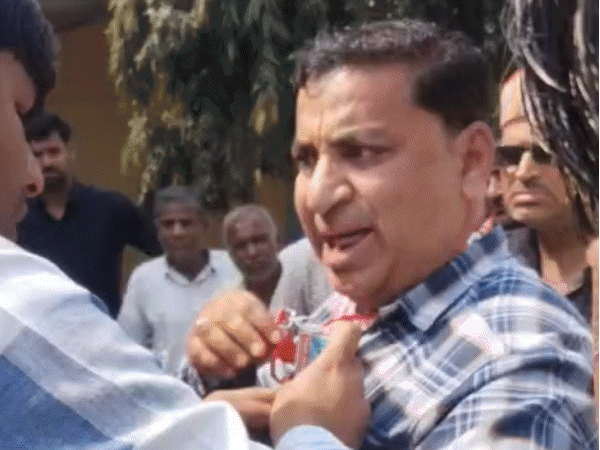 मारपीट के बाद कथित पत्रकार के घर तोड़फोड़ की गई थी।