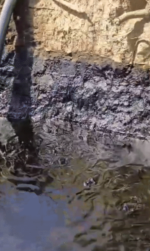 बाड़मेर में जमीन से निकल रहा क्रूड ऑयल:  अब तक 55 से ज्यादा टैंकर भर चुके; ब्लास्ट से मकान-स्कूल में आईं दरारें – Barmer News