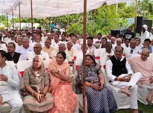 पूर्व उपराष्ट्रपति जगदीप धनखड़ को सुनने पहुंचे लोग।