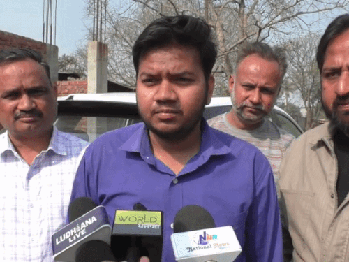 पीड़ित अरुण जानकारी देते हुए।