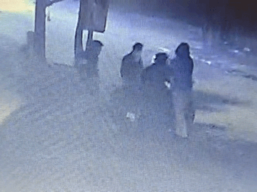 स्टूडेंट अरुण को घेर कर मारपीट करते युवक। -