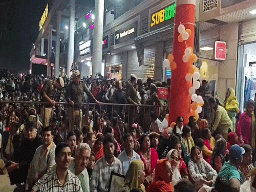 गुरुग्राम में पहुंचे धीरेंद्र शास्त्री को देखने के लिए बड़ी संख्या में लोग आए।